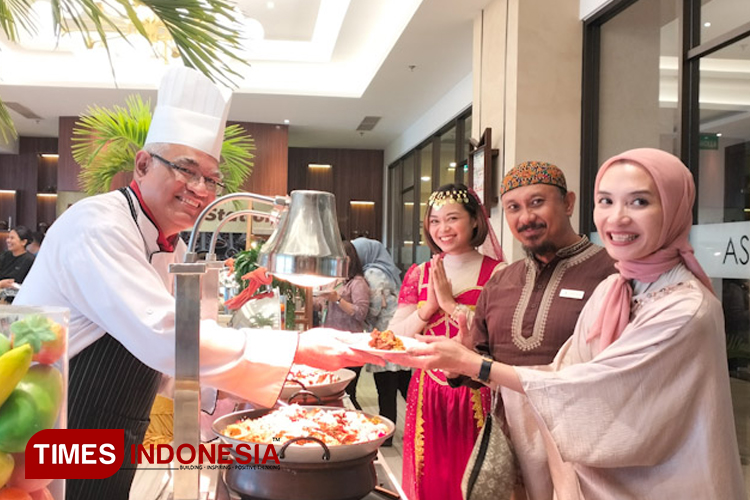 Petrus Nyo, Chef Executive Aston Gresik Hotel & Conference Center (Kiri) saat menyajikan menu Timur Tengah (Arabian) (Foto: Akmal/TIMES Indonesia).