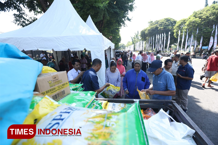 Beras Bantuan Pangan Bulog. (Foto : Anggara Cahya/TIMES Indonesia)