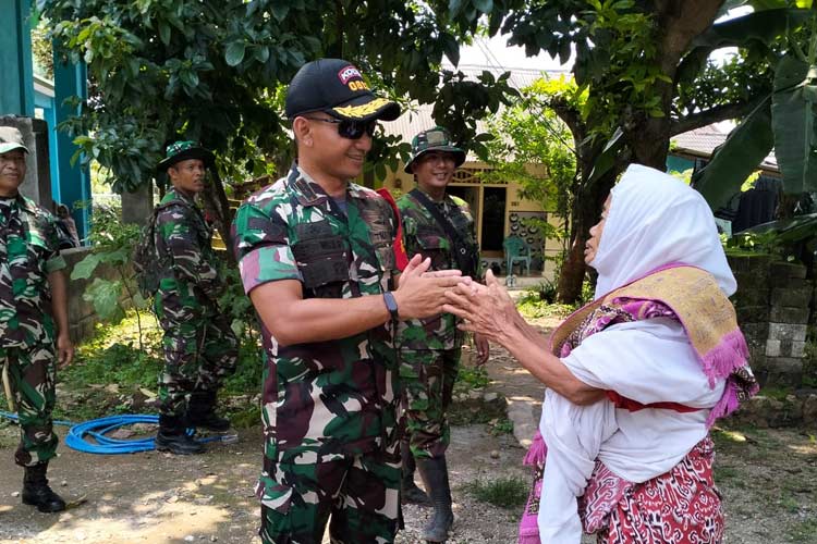 Dandim 0812 Lamongan saat bertemu Mbah Lasmiyati (70) di Desa Brengkok, Kecamatan Brondong, Lamongan. (Foto: Pendim 0812 for Times Indonesia)  