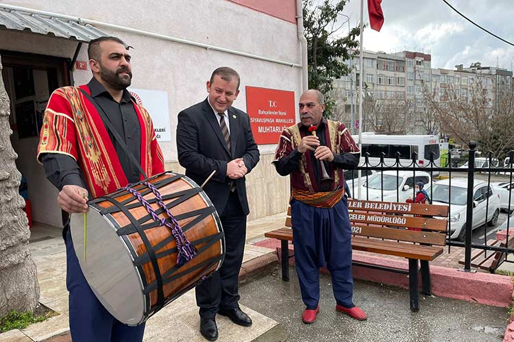Davulcu dengan kostum lengkap dan drum yang sudah dihias siap berangkat keliling Turki. (Foto: Hikmet Faruk Başer/AA)