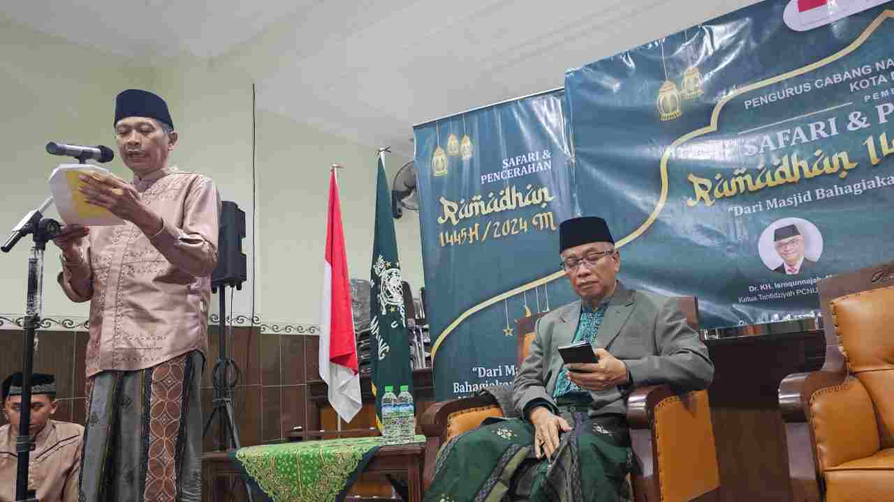 Pj Walikota Malang Wahyu Hidayat dan Ketua PCNU Kota Malang Dr KH Israqunnajah dalam pembukaan Safari Ramadan Kota Malang
