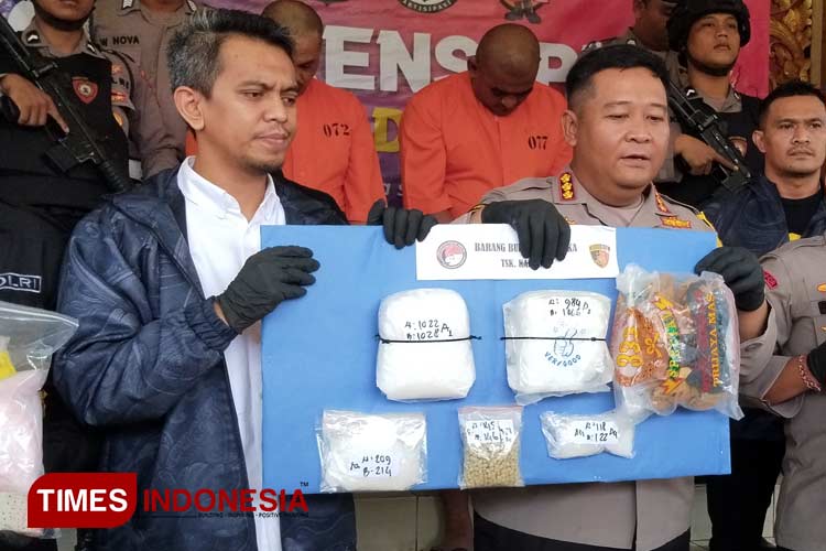 Kapolresta Denpasar menunjukan barang bukti sabu dan ekstasi yang berhasil diamankan Satnarkoba Polresta Denpasar. (Foto: Susi/TI)