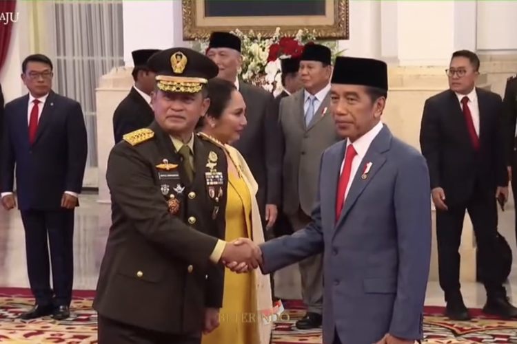 Kepala Staf TNI Angkatan Darat (Kasad) Jenderal TNI Maruli Simanjuntak saat dilantik Presiden Jokowi di Istana Merdeka, Jakarta. (FOTO: Dok. Biro. Sekretarian Presiden). 