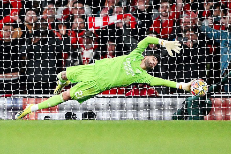 Kiper Arsenal David Raya saat menggagalkan penalti pemain Porto di babak 16 Besar Liga Champions. (foto: @ChampionsLeague)