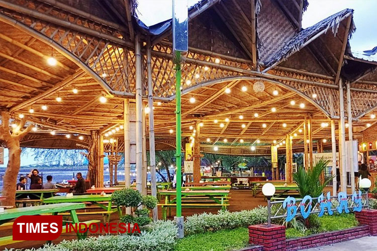 Resto milik Desa Binor yang berada di Pantai Bohay. (FOTO: Abdul Jalil/TIMES Indonesia)