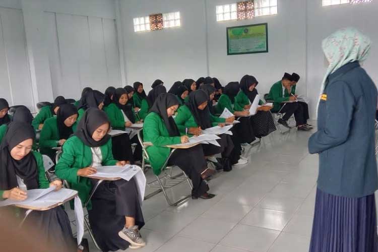 Proses pembelajaran di STAI At-Taqwa yang kini beralih status menjadi IAI At-Taqwa Bondowoso (FOTO: Instagram/@staiattaqwa99) 