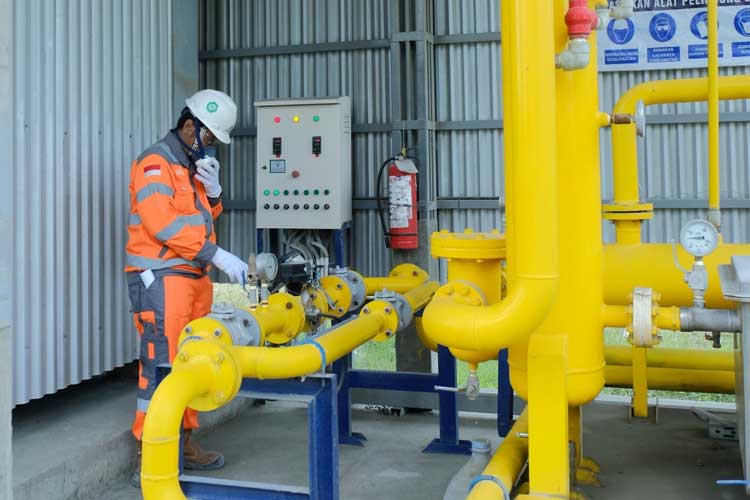 Karyawan mengontrol pipa penyalur compressed natural gas (CNG) PT Semen Gresik Pabrik Rembang (Foto: SIG for TIMES Indonesia)