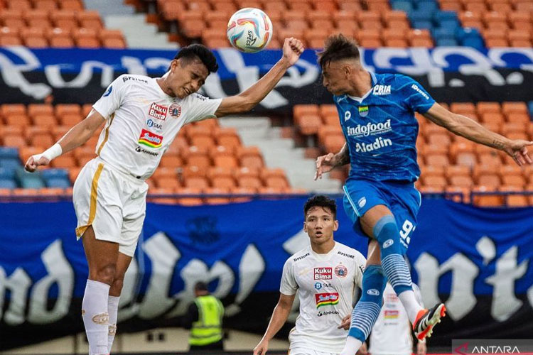 Pemain Persib Bandung Stefano Beltrame (kanan) berebut bola di udara dengan pesepak bola Persija Jakarta Rizky Ridho (kiri) saat pertandingan BRI Liga 1 di Stadion Si Jalak Harupat, Kabupaten Bandung, Jawa Barat, Sabtu (9/3/2024). (FOTO: ANTARA FOTO/
