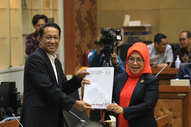 Anggota DPD Sylviana Murni dan Ketua Baleg DPR Supratman Andi Agtas. (FOTO: Dok. DPD)
