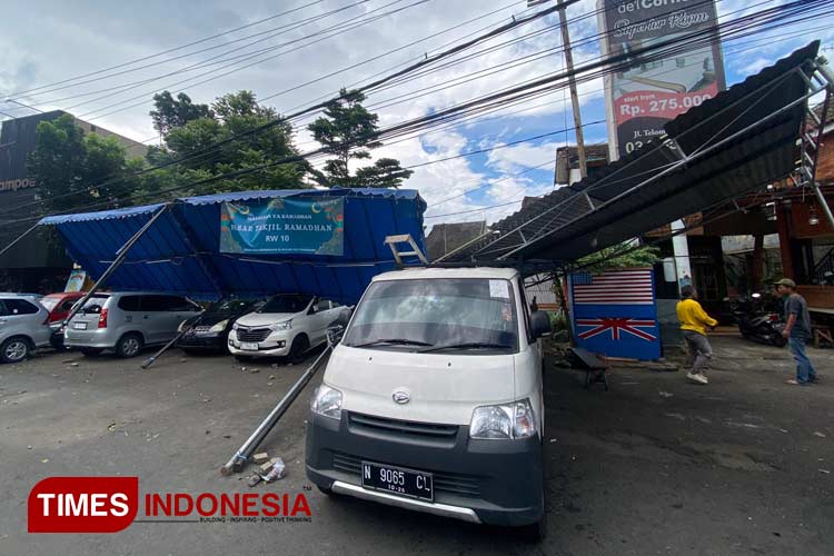 Tenda pasar takjil di Simpang Talun Kota Malang roboh terkena angin kencang. (Foto: Rizky Kurniawan Pratama/TIMES Indonesia)