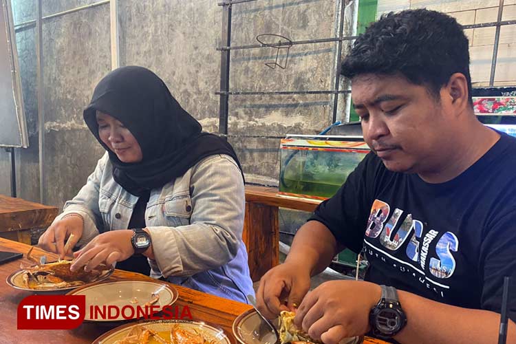 Para pengunjung saat menikmati masakan serba ikan laut di Gubuk Iwak Segoro Jombang. (FOTO: Rohmadi/TIMES Indonesia)