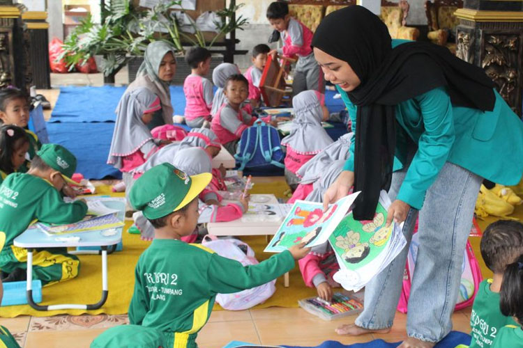 Keseruan lomba mewarnai tingkat TK/RA Se-Desa Tulus Besar yang diadakan Mahasiswa KSM-E Unisma Malang. (FOTO: AJP TIMES Indonesia)