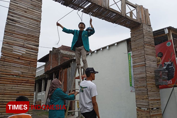 Mahasiswa KSM-E Unisma Malang melakukan demonstrasi merakit lampu biasa menjadi lampu otomatis. (FOTO: AJP TIMES Indonesia)