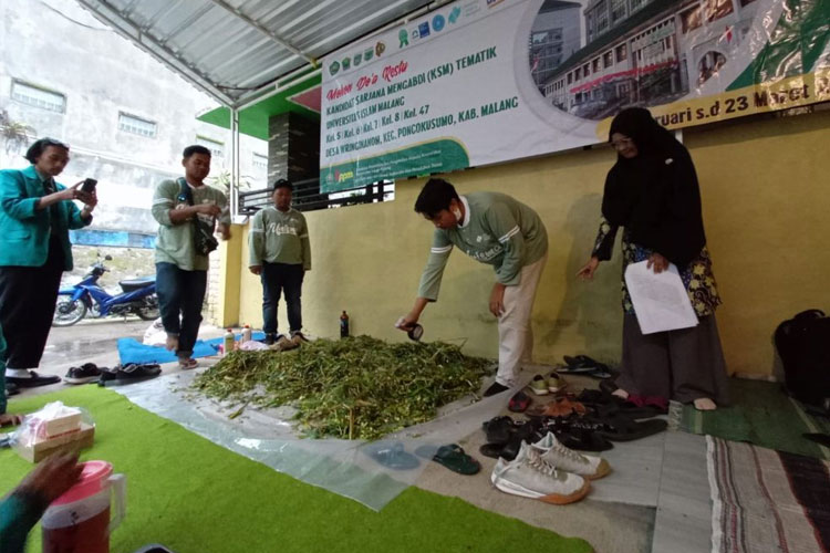 Pelatihan pembuatan pakan fermentasi dari limbah pertanian di Desa Wringinanom. (FOTO: AJP TIMES Indonesia)