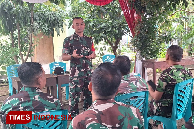 Dandim 0812 Lamongan Letkol Ketut Wira Purbawan saat memberikan pengarahan kepada anggotanya di lokasi TMMD ke 119 di Desa Brengkok, Kecamatan Brondong, Lamongan, Jawa Timur. (Foto: Syarifah Latowa/TIMES Indonesia)