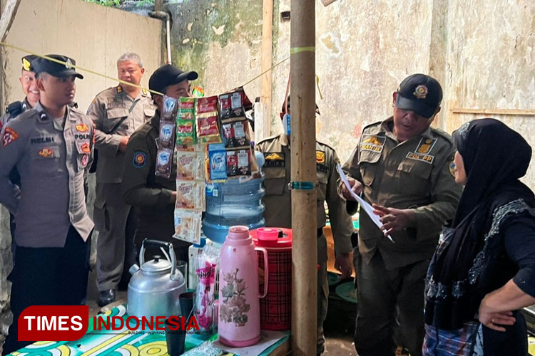 Beberapa personel TNI-Polri melakukan sidak saat patroli Ramadan di salah satu warung di Kota Tasikmalaya, Kamis (14/3/2024). (FOTO: Dok. Polres Tasikmalaya Kota)