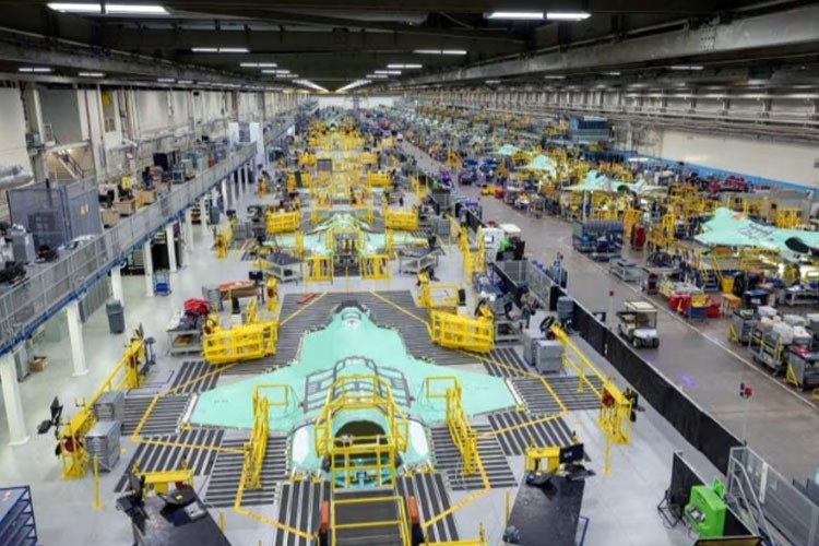 F-35 dalam berbagai tahap produksi oleh Lockheed Martin di Pabrik Angkatan Udara 4 di Fort Worth, Texas. (FOTO: DefenceNews)