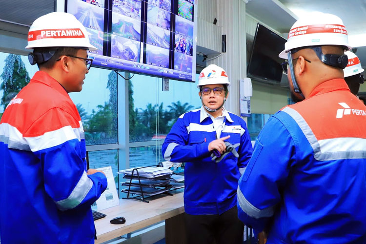 Tinjau Integrated Terminal BBM Perak, Pj Gubernur Adhy Pastikan Stok BBM dan LPG