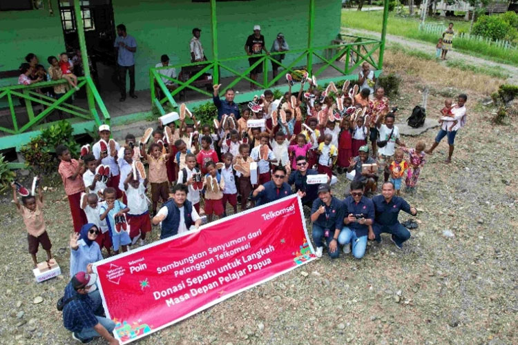 Telkomsel-telah-menyerahkan-ratusan-pasang-sepatu-hasil-donasi-a.jpg