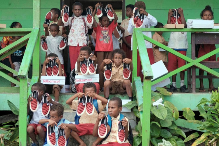 Telkomsel telah menyerahkan ratusan pasang sepatu hasil donasi penukaran Telkomsel Poin dari 39 ribu pelanggan kepada sejumlah pelajar yang membutuhkan di sejumlah sekolah di sekitar Jayapura, Timika, dan Sorong.(Foto: Dok Telkomsel)