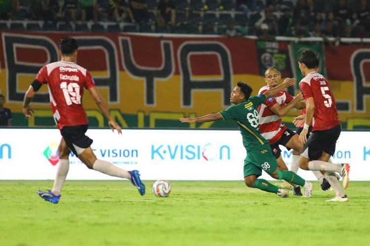 Pemain Persebaya Toni Firmansyah (tengah) membawa bola saat melawan Madura United pada pertandingan pekan ke-29 Liga 1 Indonesia di Stadion GBT Surabaya, Rabu (13/3/2024). (FOTO: ANTARA/Rizal Hanafi)