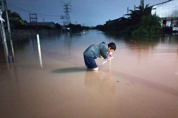 Petugas mengukur ketinggian banjir di jalur rel kereta api di wilayah Daop 4 Semarang, sehingga tidak bisa dilalui pada Kamis (14/3/2024). (ANTARA/HO-Humas KAI Daop 9 Jember)