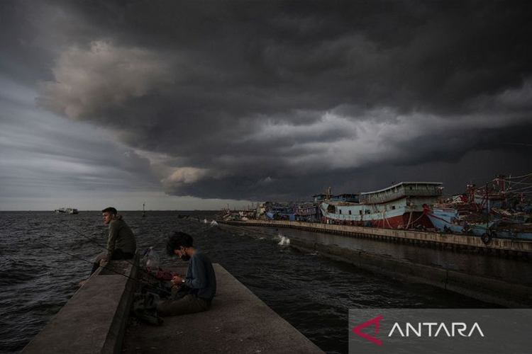 Awan mendung di kawasan Pelabuhan Nizam Zachman, Muara Baru, Jakarta. BMKG memprakirakan potensi cuaca ekstrem yang ditandai hujan lebat disertai angin kencang dan petir selama sepekan. (ANTARA FOTO/Aprillio Akbar/YU/pri.)