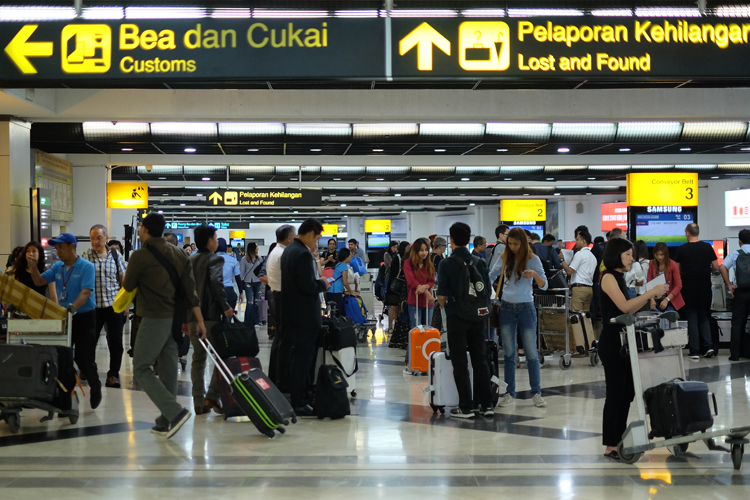 Bandara Soekarno-Hatta menerapkan aturan pembatasan barang impor bawaan penumpang yang dibeli dari luar negeri. Aturan ini sesuai Peraturan Menteri Perdagangan Nomor 36 Tahun 2023 tentang Kebijakan dan Pengaturan Impor. (foto: bea cukai)