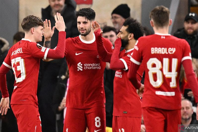 Gelandang Liverpool Dominik Szoboszlai (kedua dari kiri) merayakan gol yang dicetaknya ke gawang Sparta Praha pada pertandingan leg kedua 16 besar Liga Europa di Anfield, Liverpool, Kamis (14/3/2024). (ANTARA/AFP/OLI SCARFF)