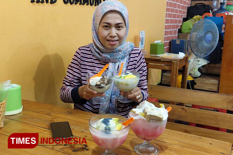 Lutviana menunjukkan sejumlah menu favorit untuk buka puasa bersama. (Foto: Rizky Putra Dinasti/TIMES Indonesia).