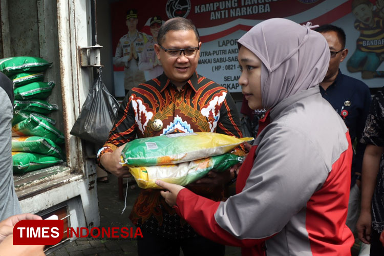 Pemerintah Kota Batu terus menggerojok sembako murah untuk masyarakat. Hari ini dilaksanakan di Balai Desa Oro Oro Ombo. (Foto: Muhammad Dhani Rahman/TIMES Indonesia)