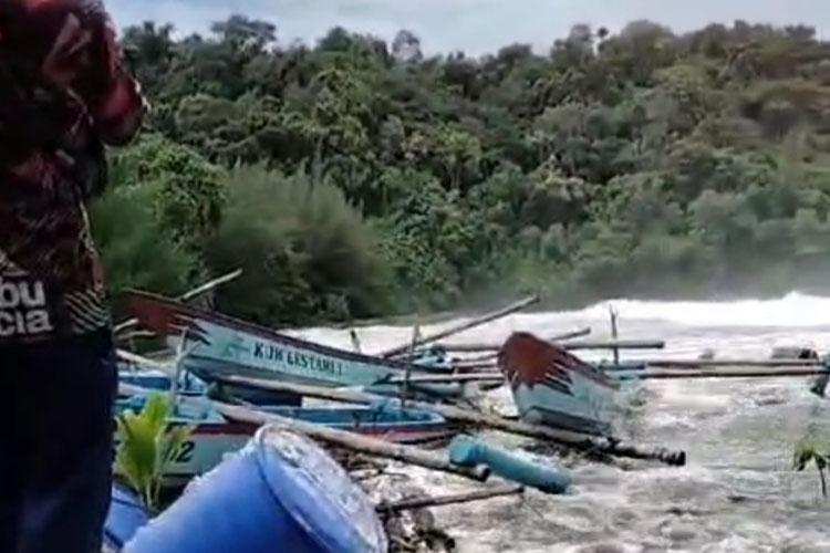 Rob akibat gelombang tinggi yang terekam di perairan pesisir Pantai Nganteb, Gedangan, Kabupaten Malang, hingga bibir pantai tempat perahu nelayan setempat disandarkan, kemarin. (Foto Amin/TIMES Indonesia)