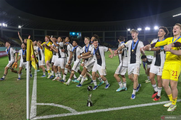 Selebrasi Timnas Jerman usai mengalahkan Timnas Prancis pada pertandingan final Piala Dunia U-17 2023 di Stadion Manahan, Solo, Jawa Tengah, Sabtu (2/12/2023). (ANTARA FOTO/Mohammad Ayudha)