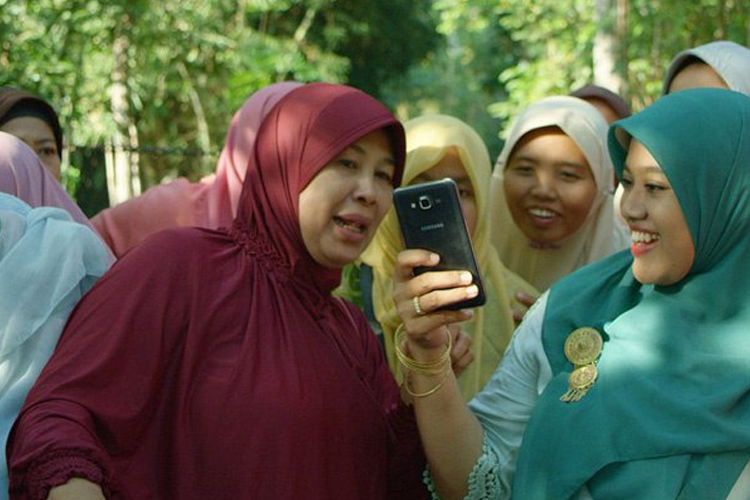 Gambaran ghibah dalam film Tilik yang sempat viral. (FOTO: Tangkapan Layar)