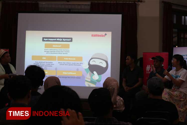 Ribka Pratiwi (kaos putih) saat media gathering dan buka bersama dengan para jurnalis. (FOTO: Fahmi/TIMES Indonesia)