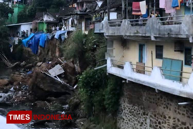 Ilustrasi rumah tak layak huni di sempadan sungai wilayah Kota Malang. (Foto: Dok. TIMES Indonesia)