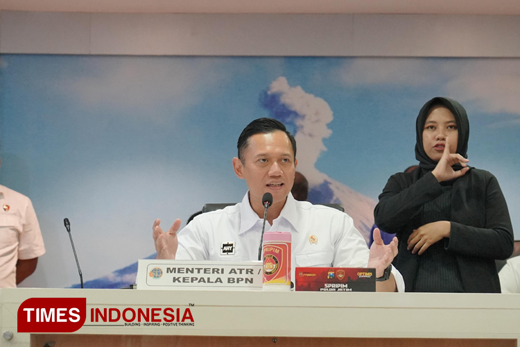 Menteri ATR/BPN Agus Harimurti Yudhoyono saat acara pengungkapan target operasi tindak pidana pertanahan (mafia tanah) di Wilayah Jawa Timur 2024 di Mapolda Jatim, Sabtu (16/3/2024). (Foto: Lely Yuana/TIMES Indonesia)