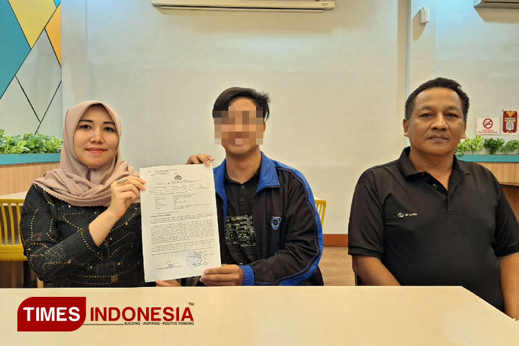 Dr Lia Istifhama bersama korban RGM menunjukkan surat laporan penganiayaan ke Penyidik Polres Tuban. (Foto: Rudi Mulya/TIMES Indonesia)