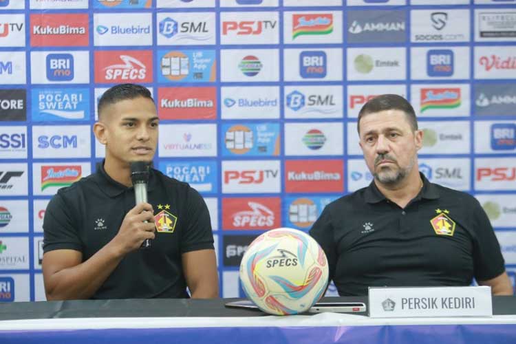 Pemain Persik Kediri Renan Silva dan Pelatih Marcelo Rospide (foto: dok Persik)