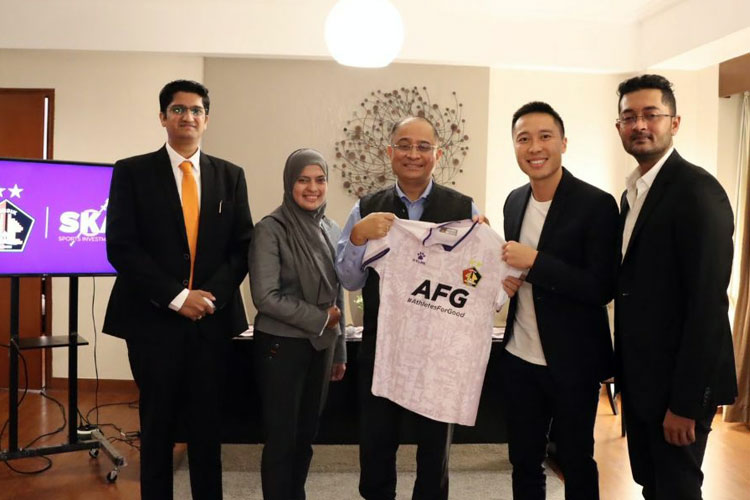 Perwakilan Persik Kediri berfoto bersama perwakilan SkaSports serta Duta Besar India untuk Indonesia Sandeep Chakravorty (tengah). (Foto: Dok Persik)