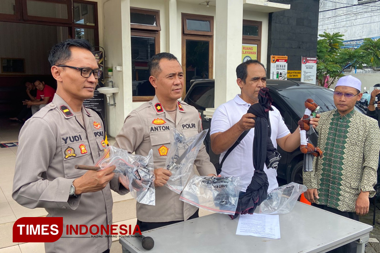 Polsek Lowokwaru saat rilis ungkap kronologi perang sarung bawa sajam oleh sekelompok anak muda di Kota Malang. (Foto: Rizky Kurniawan Pratama/TIMES Indonesia)