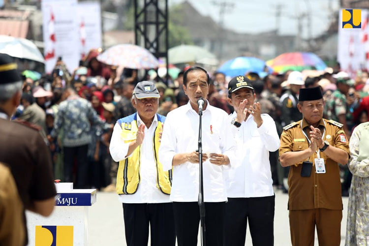 Menteri PUPR RI Basuki Hadimuljono saat mendampingi Presiden RI Jokowi meresmikan perbaikan 30 ruas jalan di Sumatera Utara, di Kota Tanjung Balai pada Kamis (14/3/2024). (FOTO: Biro Komunikasi Publik Kementerian PUPR RI)