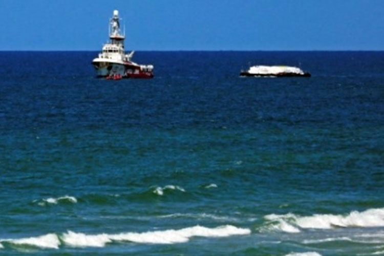 Kapal pertama yang diberangkatkan dari Siprus membawa 200 ton makanan saat berada di lepas pantai Gaza untuk mendistribusikan bantuan kemanusiaan. (FOTO A: AFP)