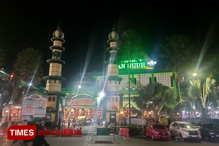 Masjid Agung An-Nuur Kota Batu ketika malam hari. (Foto: M. Isnaini Wijaya/TIMES Indonesia)