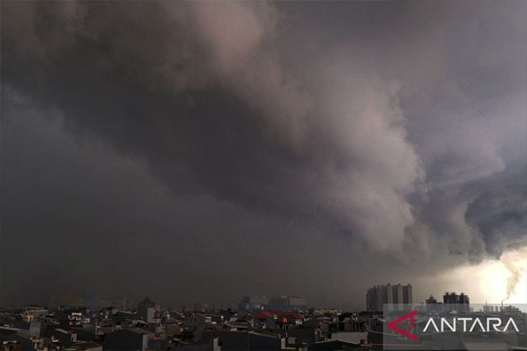 Mendung tebal berwarna hitam di langit Jakarta. BMKG memprediksi cuaca ekstrem di beberapa wilayah Indonesia belum akan mereda. (foto: ANTARA/Fanny Octavianus)
