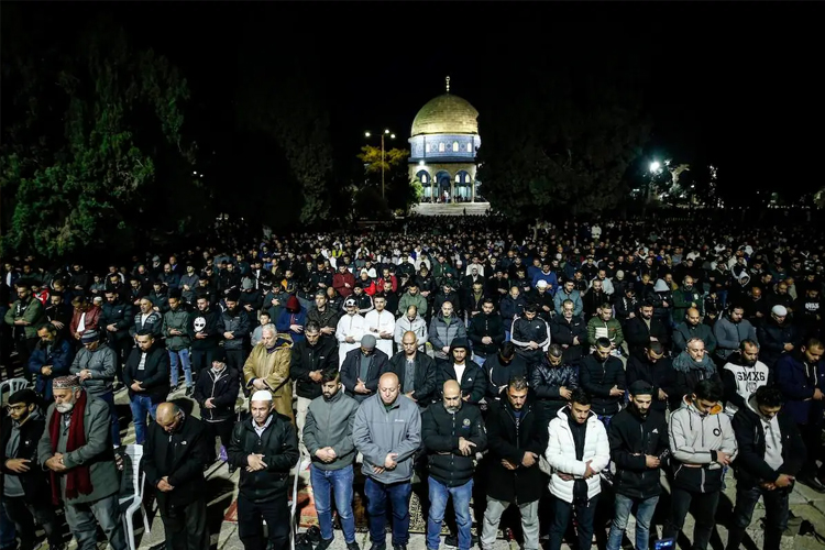Umat muslim Palestina melaksanakan Tarawih di Lion's Gate yang merupakan pintu gerbang masuk menuju Masjid Al-Aqsa. (Foto: Anadolu Agency)