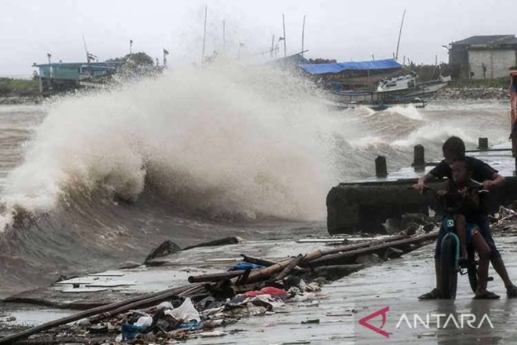 foto arsip - Ombak tinggi di Labuan, Pandeglang, Banten. BMKG memprediksi potensi cuaca ekstrem seperri angin kecang yang menyebabkan ombak tinggi, (foto: ANTARA FOTO/Muhammad Bagus Khoirunas).