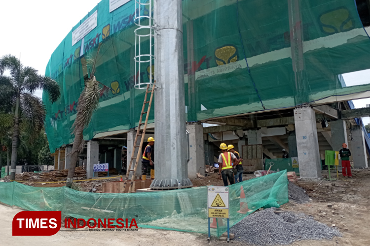Tampak sejumlah pekerja saat pengerjaan renovasi Stadion Kanjuruhan, Kabupaten Malang, saat waktu puasa, belum lama ini. (Foto Amin/TIMES Indonesia)