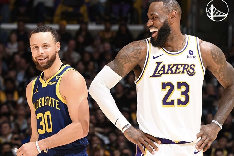 Bintang Golden State Warriors Stephen Curry, saat bersama LeBron James dari tim Lakers ketika bertanding di Angeles, California, Minggu (17/3/2024). (FOTO: Golden State Warriors).