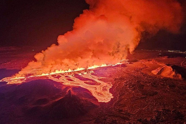 Gunung di Semenanjung Reykjanes Islandia Meletus, Banjir Lava Merah Dekati Kota